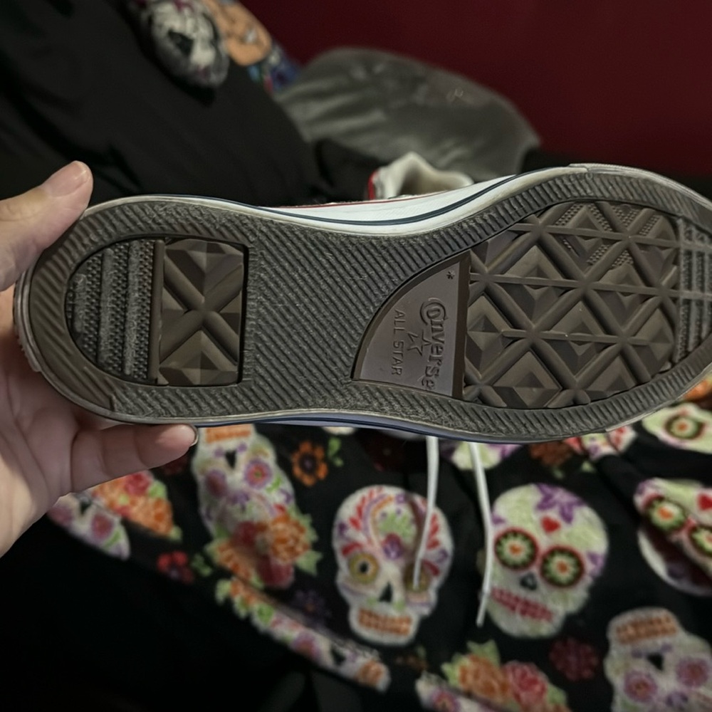 White high top converse shoe. Gently used
